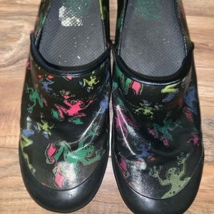 Dansko Vegan Frog Print size 41